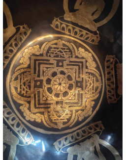 EXCLUZÍVNA Tibetská misa ručne tepaná s gravírovaím – ŠRI JANTRA a 5 BUDHOV (6006)