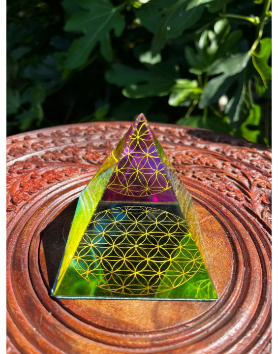 Energetický žiarič -Pyramída KVET ŽIVOTA - dúhová- VEĽKÁ - 9 cm