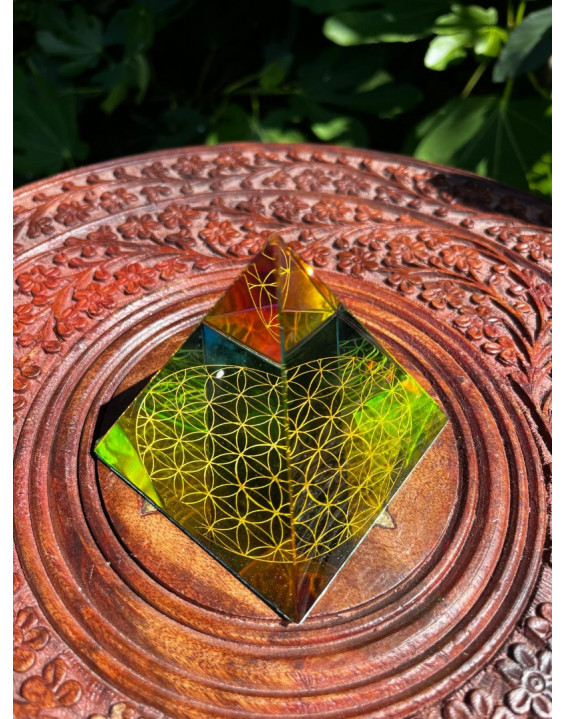 Energetický žiarič -Pyramída KVET ŽIVOTA - dúhová- VEĽKÁ - 9 cm