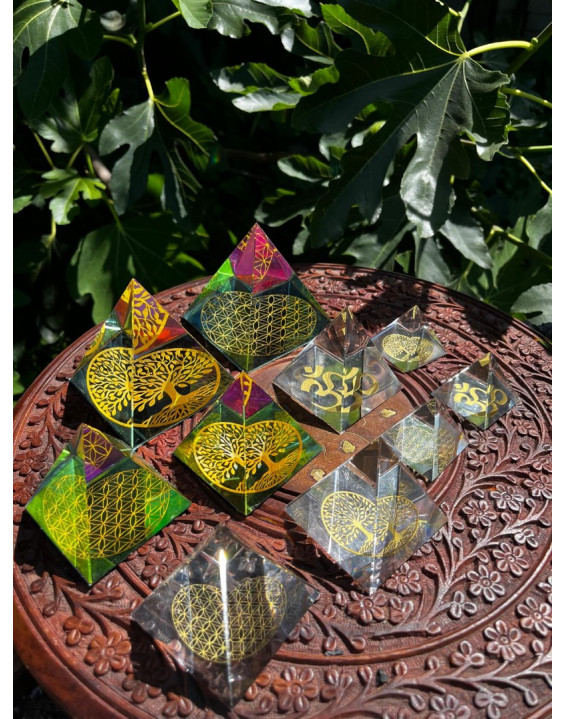 Energetický žiarič -Pyramída KVET ŽIVOTA - dúhová- VEĽKÁ - 9 cm
