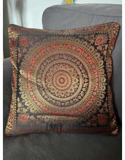 Poťah na vankúšik -MANDALA  čierno/červeno/zlatý– rozmery 40×40 cm 