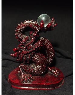 Soška – červený menší drak so sklenenou guľou (124)